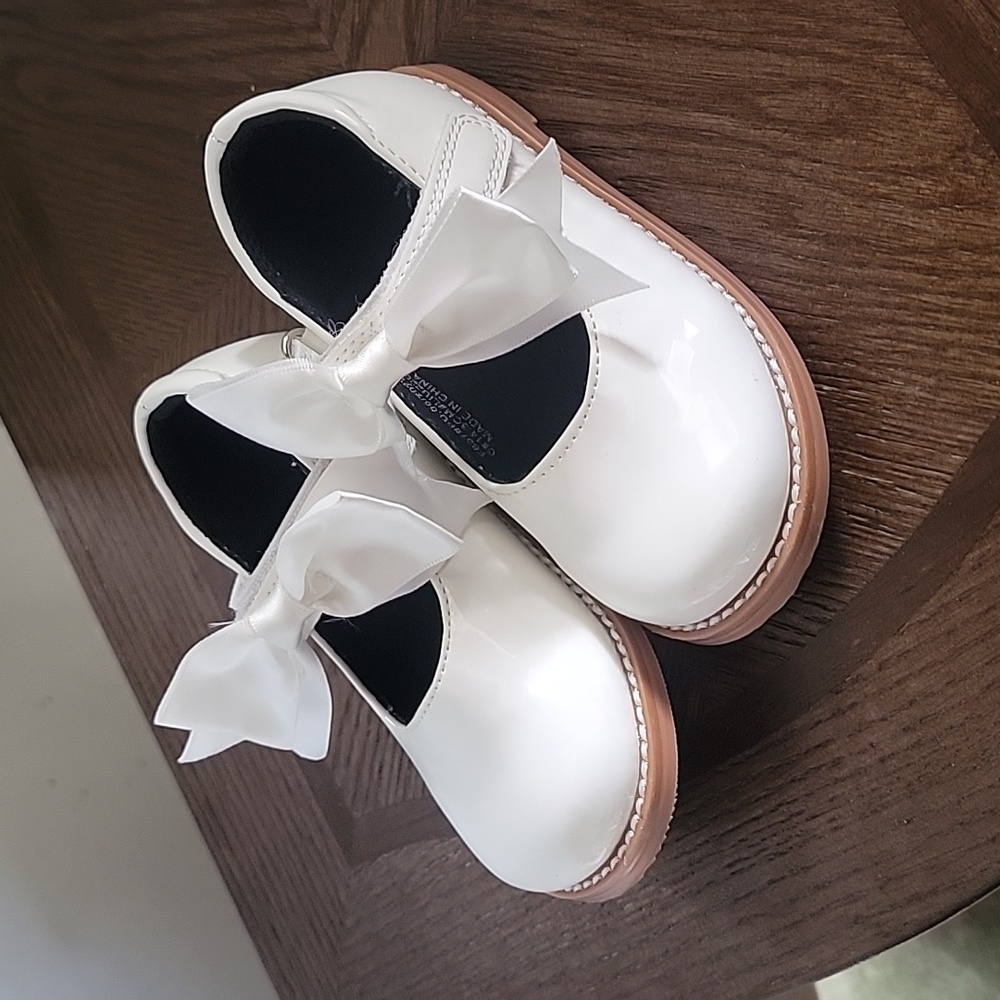 Mary Jane white with bow Size 6